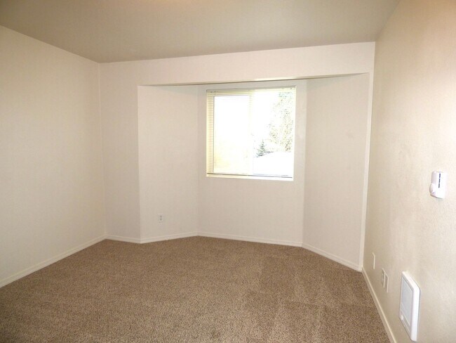 Building Photo - Rent Special: FREE June's Rent - 2 Bedroom 1 Bath Unit NE Salem!