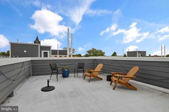 Building Photo - 381 Martin St