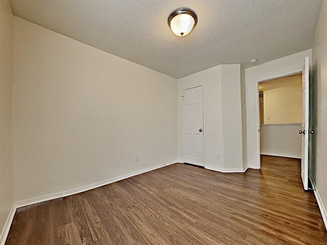 Building Photo - 16973 Scenic Knoll