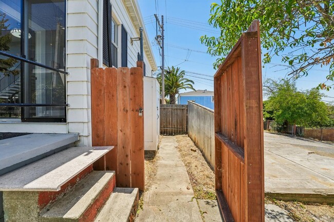Building Photo - 517 Branciforte St
