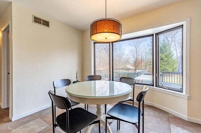 Building Photo - 9885 Belmont Ct