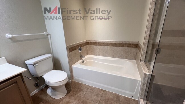 Building Photo - 2 Bedrooms, 2 Baths **Move In Special — Fi...