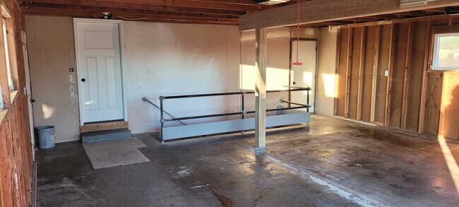 Building Photo - 9333 Skyline Dr