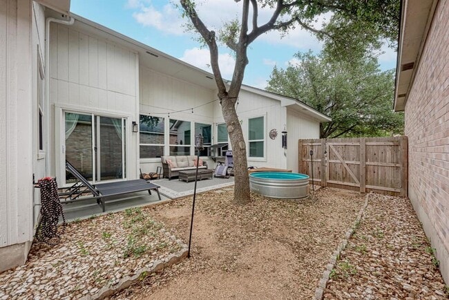 Building Photo - 922 Thackeray Ln
