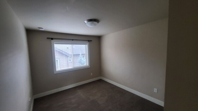 Building Photo - 3 Bed 2.5 bath plus bonus-Fenced-corner lo...