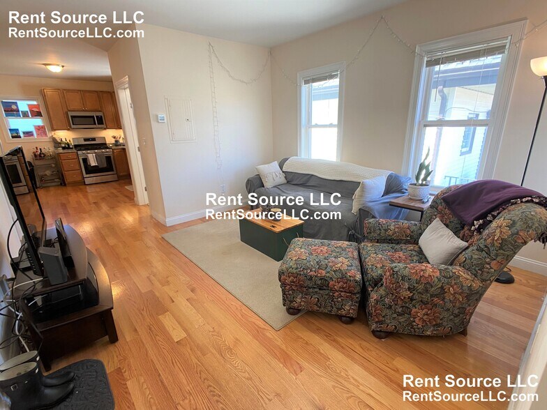 Building Photo - 537 Main St