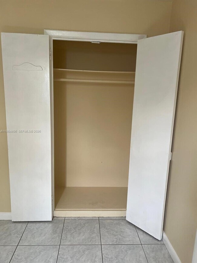 Building Photo - 1020 W 2nd St