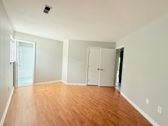Building Photo - 2553 Stockbridge Dr