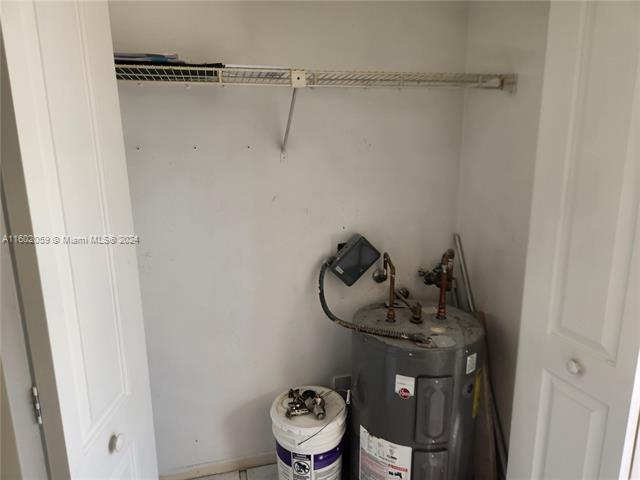 Building Photo - 9962 Twin Lakes Dr