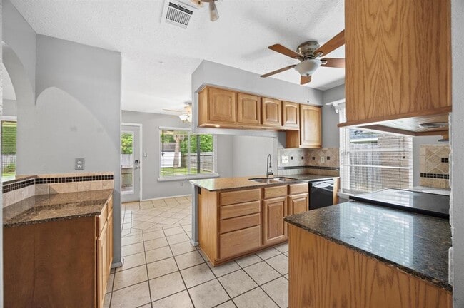 Building Photo - 16910 Glen Eagle Dr N