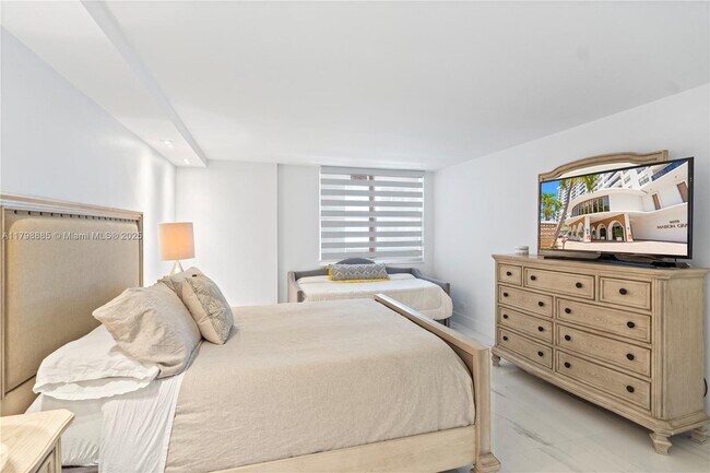Building Photo - 6039 Collins Ave