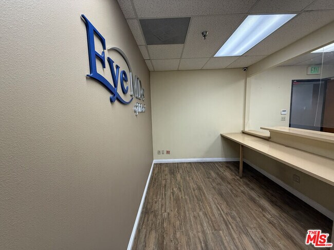 Building Photo - 820 N Mountain Ave