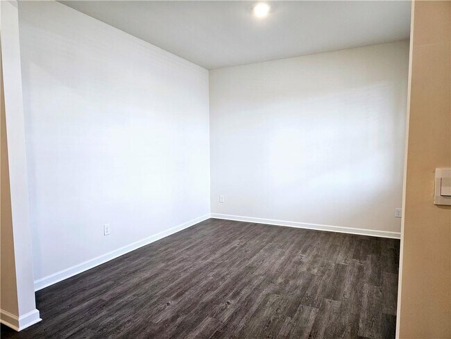 Building Photo - 306 Walnut Grv Wy