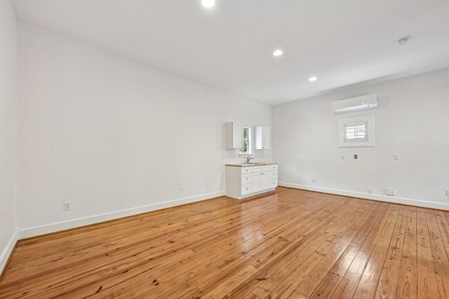 Building Photo - 1537 Alexander St