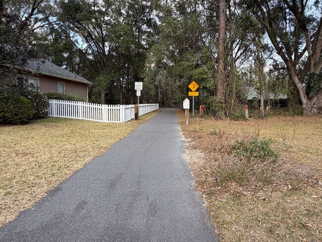 Building Photo - 4BR/2BA POOL home in NW Gainesville!