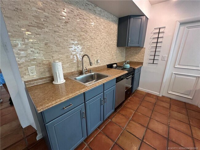 Building Photo - 4490 NE Indian River Dr