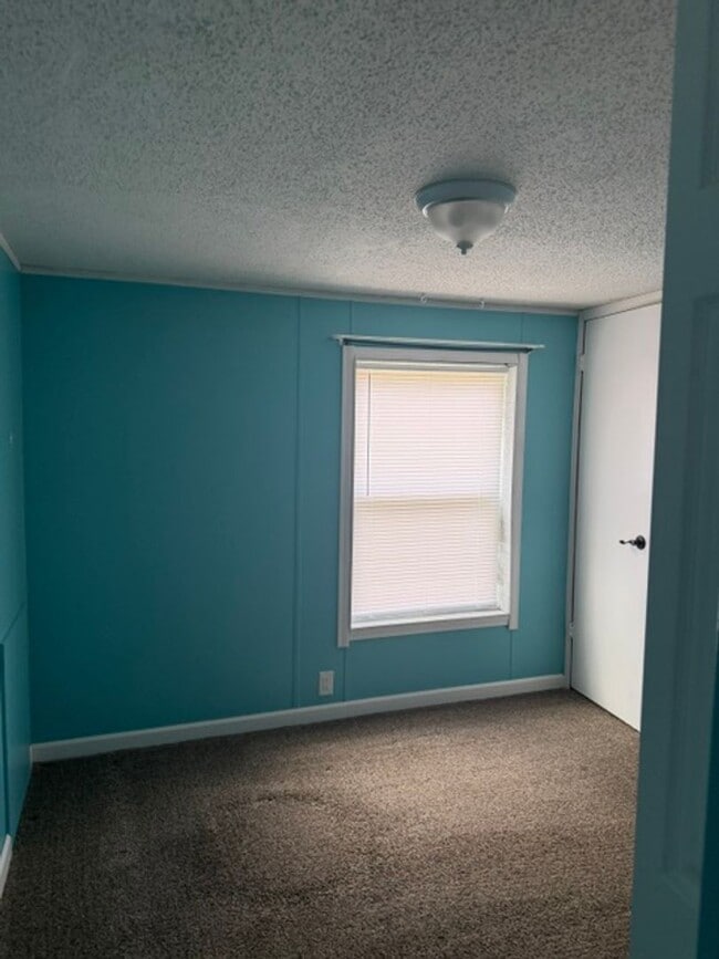 Building Photo - 2 Bedroom, 1 Bathroom Manufactured Home