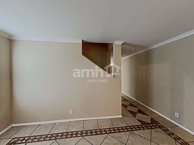 Building Photo - 7915 Maple Leaf