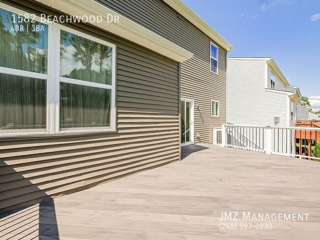 Building Photo - 1582 Beachwood Dr