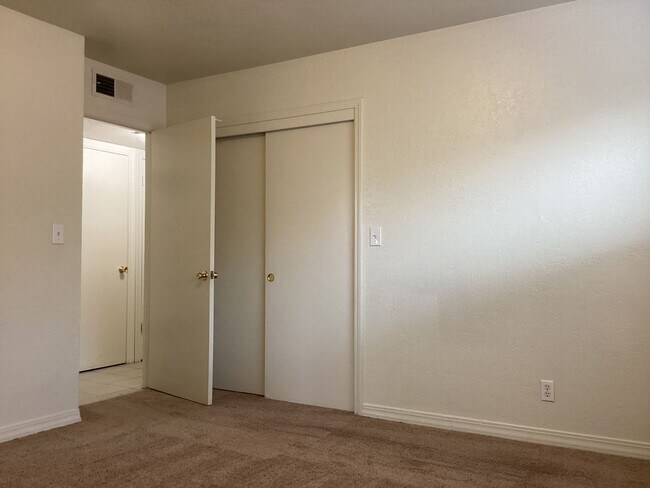 Building Photo - 4424-4426 E Dakota Ave