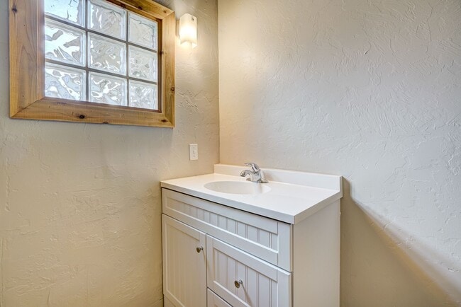 Building Photo - Cozy Efficiency Apartment Minutes from OU Campus