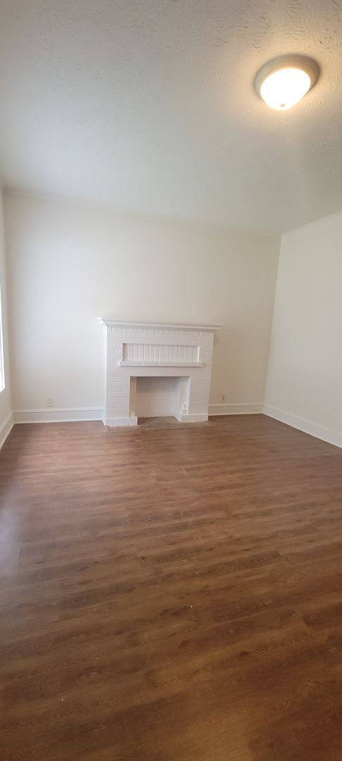 Building Photo - Great 3 bedroom/2 bath home with Oven, Ref...