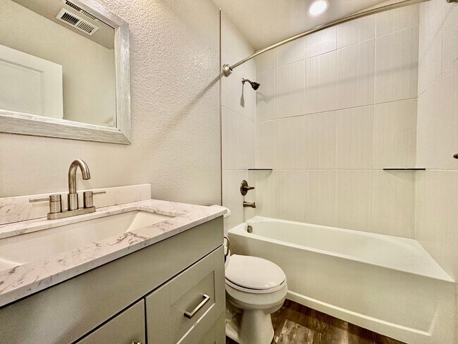 Building Photo - Charming Duplex in Prime Fort Collins Location!