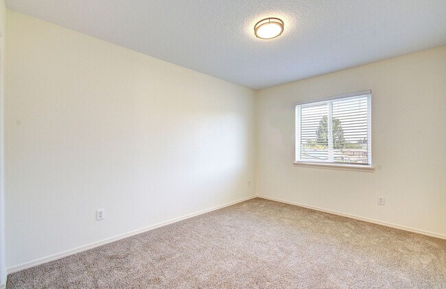 Building Photo - Beautiful Townhome- 3 Bedrooms