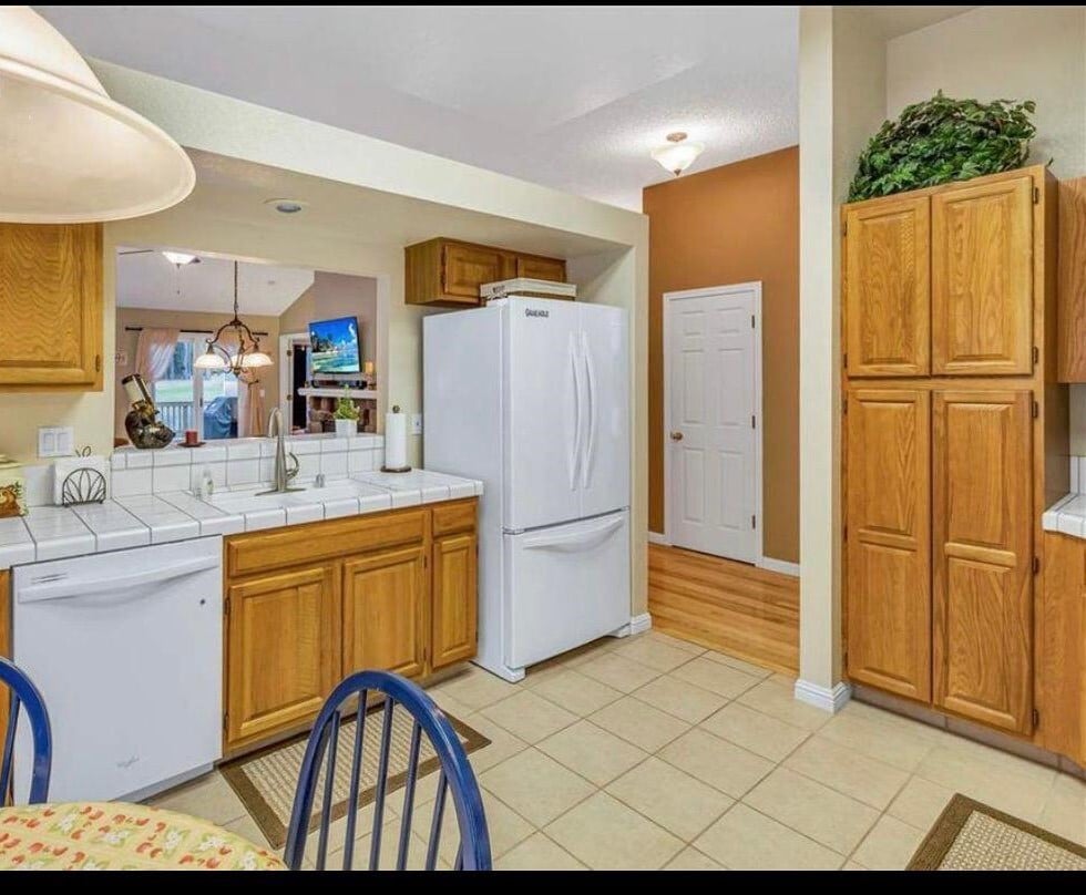 Kitchen - 82 Sequoia Cir