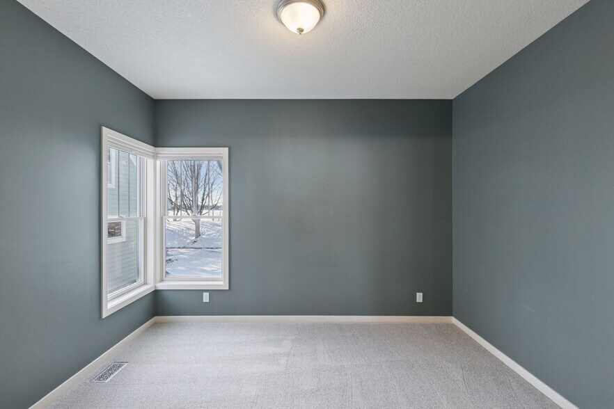 Building Photo - 14246 Garden Way N