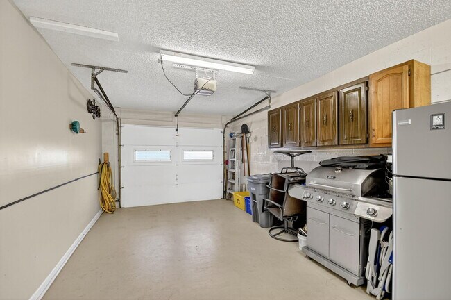 Building Photo - 4677 Robinwood Cir