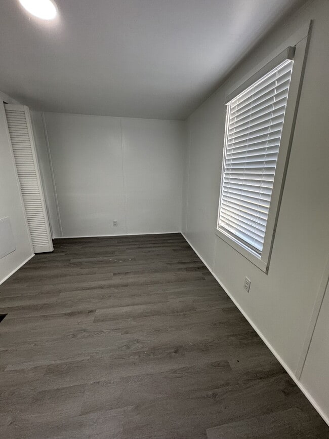 Building Photo - 40 Friendly Cir