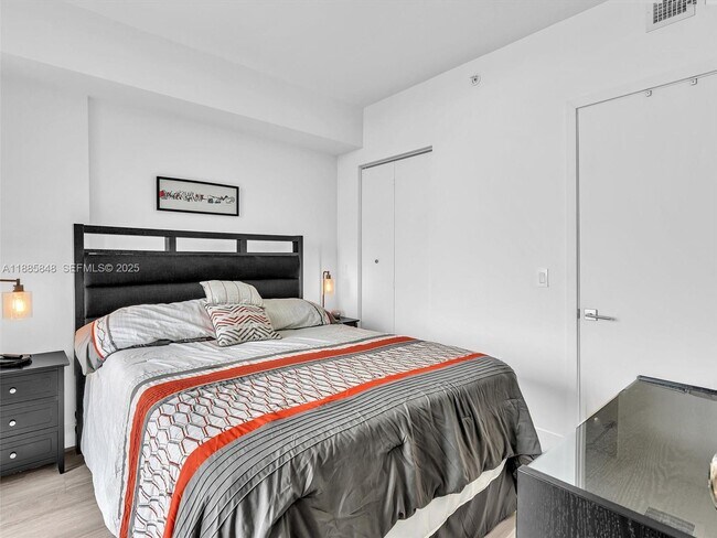 Building Photo - 121 NE 34th St