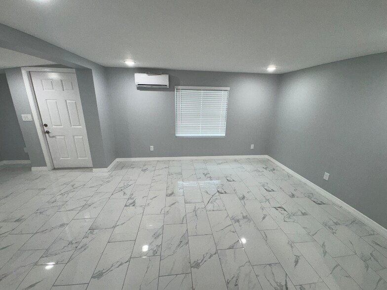Building Photo - 2690 Sample St