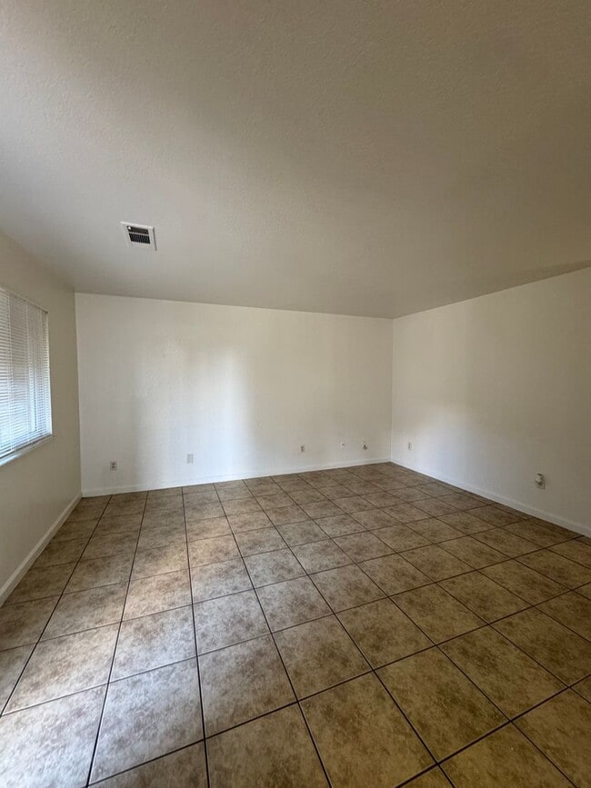 Building Photo - 3443
