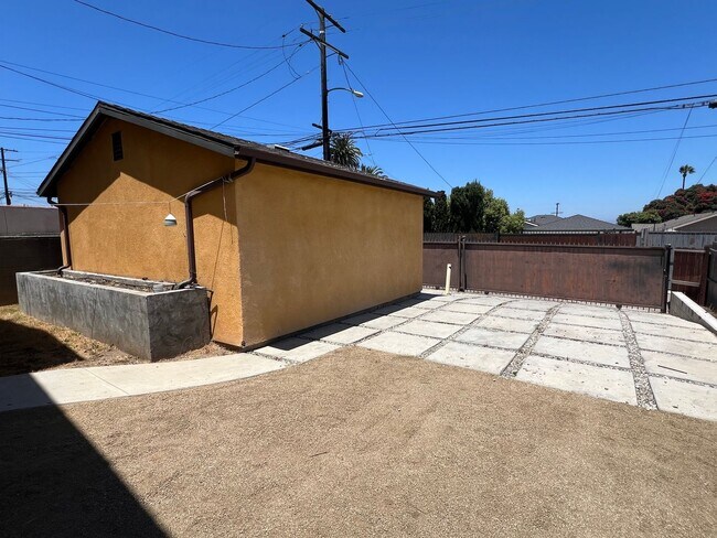 Building Photo - 621-623 W Imperial Hwy