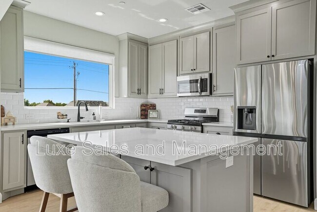 Building Photo - 4200 Abbey Pk Dr