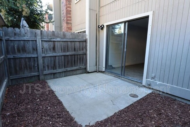 Building Photo - 45 Derow Ct