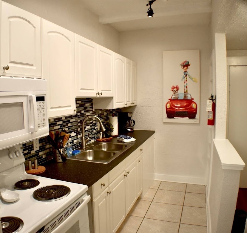 Building Photo - 407 S Melville Ave