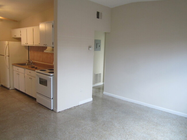 Building Photo - 2 Bedroom 1 Bath Duplex available for Rent...