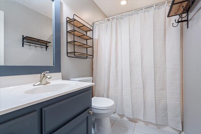 Building Photo - Discover this spacious 4-bedroom, 2-bath home