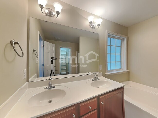 Building Photo - 163 Bluestone Dr