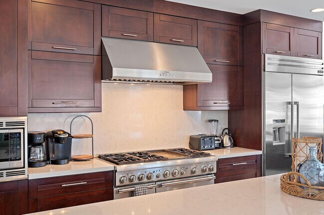 Building Photo - 3050 NE 43rd St