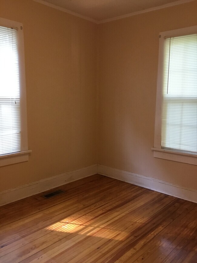 Building Photo - 448 Willowbrook Ave