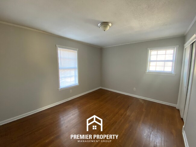 Building Photo - Spacious 4BR/2BA Memphis Home with Den, Fireplace & 2-Car Garage