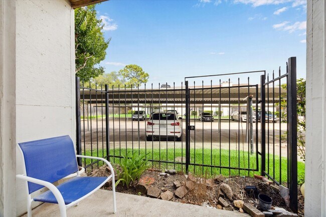 Building Photo - 2425 Augusta Dr