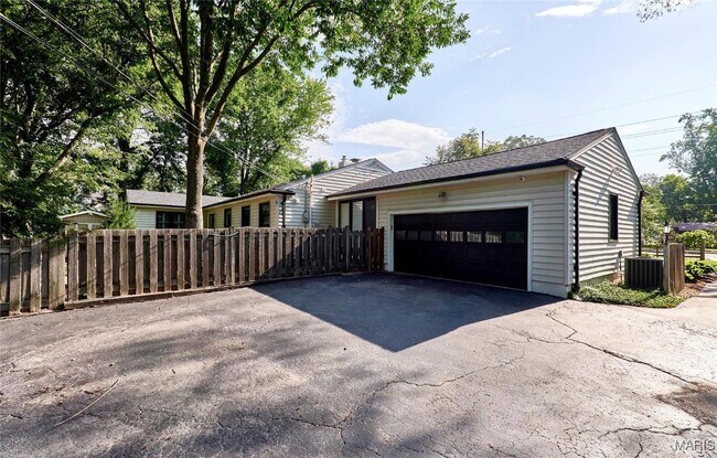 Building Photo - 1011 Warson Rd