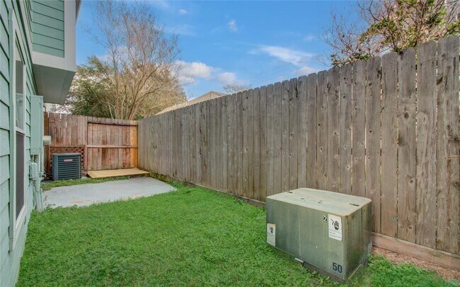 Building Photo - 2631 Woodridge Manor Dr