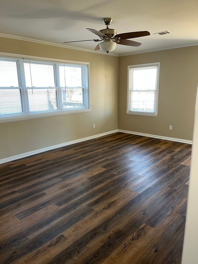 Building Photo - 3 Bed 1.5 Bath Home