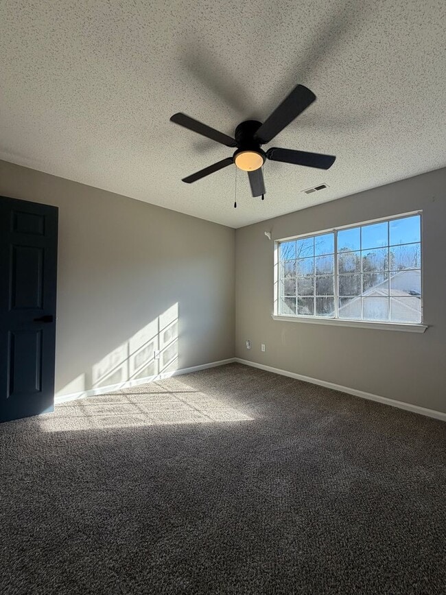 Building Photo - 3 bed | 2.5 bath | 2,630 sq ft